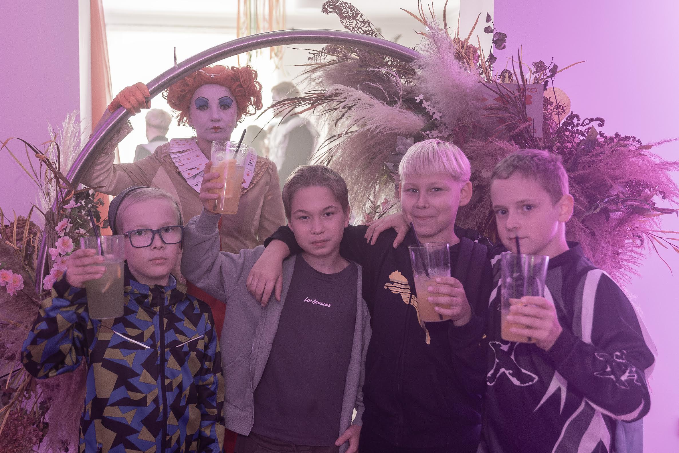 Mihkel Läte (vasakult), Sten Allikmäe, Karl Andre Kalluste ja Andre Pedius koos Ärtu emandaga noortekeskuse avamis- ja sünnipäevapeol. Fotod: AIGAR NAGEL
